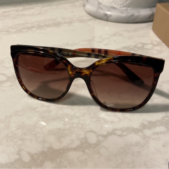 Burberry sunglasses - Picture 7 of 9